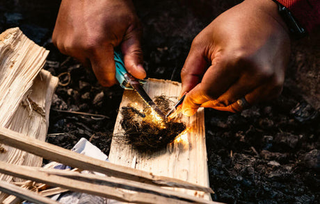 Translation missing: en.Starting a fire with an Aqua/Stainless Leatherman Signal® while camping