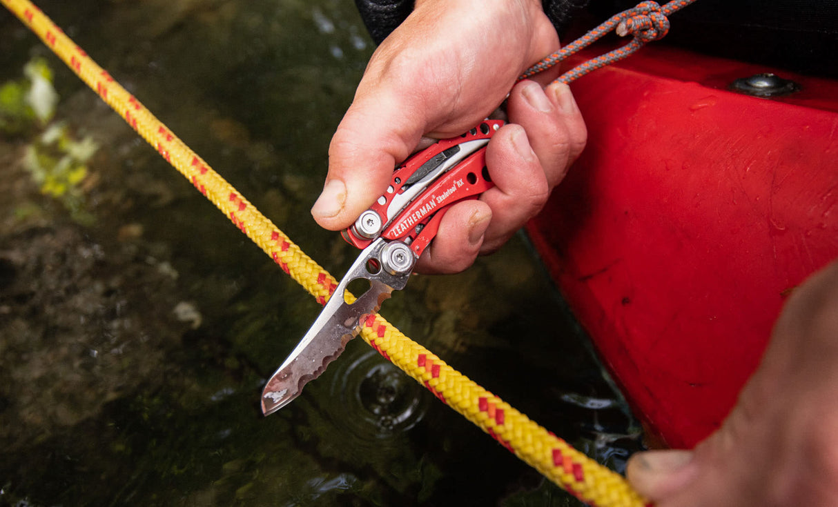 Translation missing: en.Skeletool RX cutting a rope